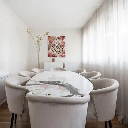 A Refined 2-bedroom Close Avenue Foch *