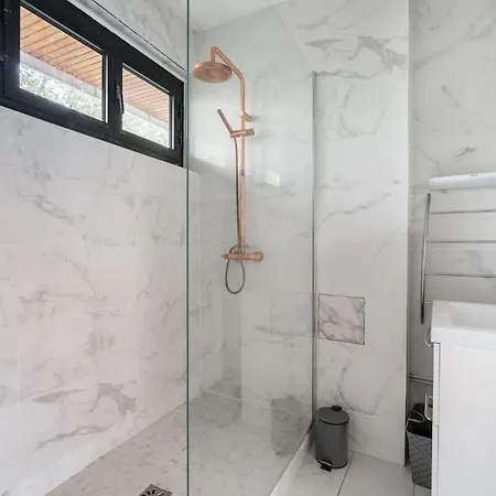 A Refined 2-bedroom Close Avenue Foch *