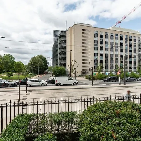 A Refined 2-bedroom Close Avenue Foch