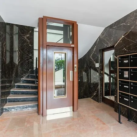 A Refined 2-bedroom Close Avenue Foch Apartamento