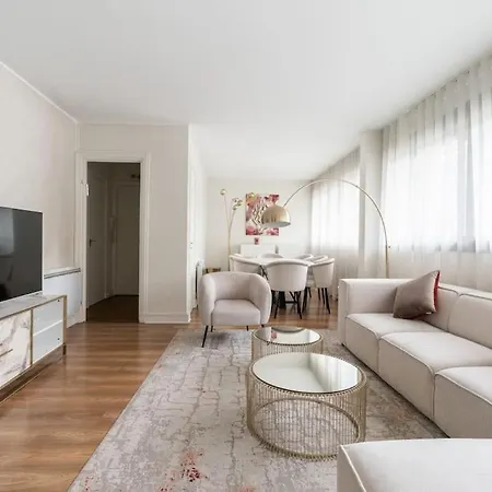 A Refined 2-bedroom Close Avenue Foch Apartment *