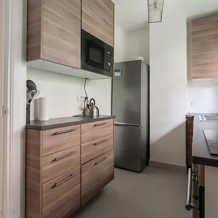 A Refined 2-bedroom Close Avenue Foch
